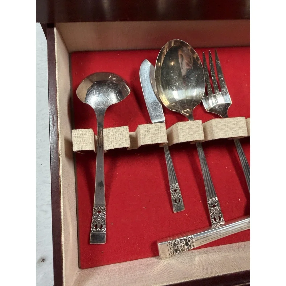 Oneida Community Morning Rose Silverplate Flatware 98 Piece Set with Chest